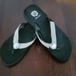 Sandals/thongs/flip flops